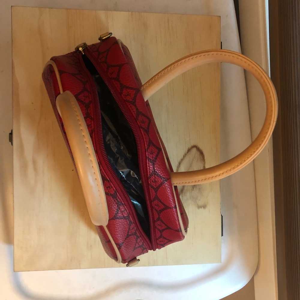 Red Patterned Fossil Purse - Picture 8 of 8
